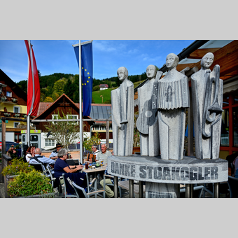 Stoakogler Statue vor dem "Stoani Haus der Musik" | © Oststeiermark Tourismus | Christian Strassegger