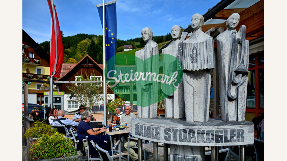 Stoakogler Statue vor dem "Stoani Haus der Musik" | © Oststeiermark Tourismus | Christian Strassegger