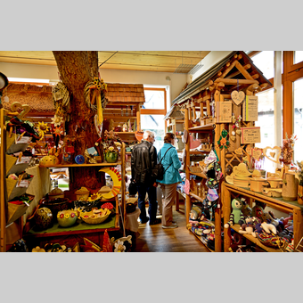 Souvenir-Shop mit Kunsthandwerk beim "Stoani Haus der Musik" in Gasen | © Oststeiermark Tourismus | Christian Strassegger