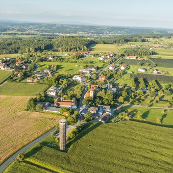 Auffen mit Bewegungsturm im Apfelland in der Oststeiermark | © Helmut Schweighofer | Helmut Schweighofer