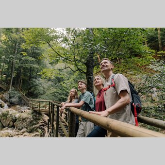 Familie am Weg in der Bärenschützklamm in der Oststeiermark | © 
Oststeiermark Tourismus | studio draussen