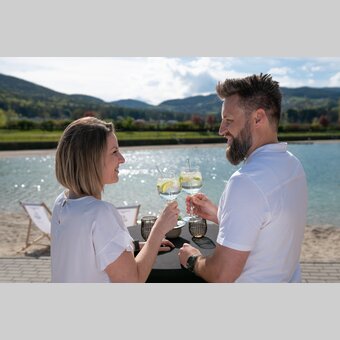 Paar genießt kalte Getränke am Greini See | © RKP Marketing/Oststeiermark Tourismus | RKP Marketing GmbH