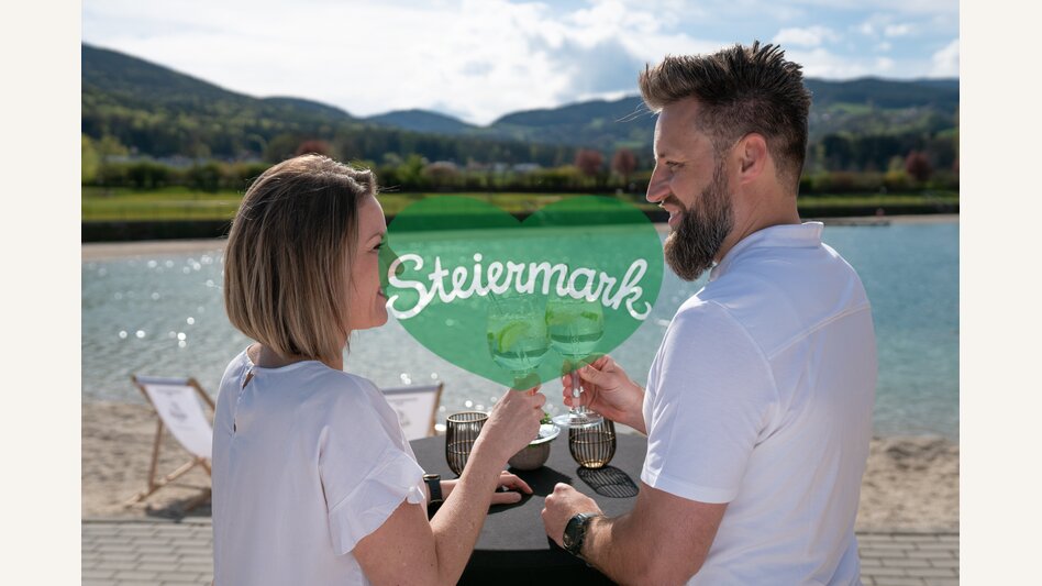 Paar genießt kalte Getränke am Greini See | © RKP Marketing/Oststeiermark Tourismus | RKP Marketing GmbH
