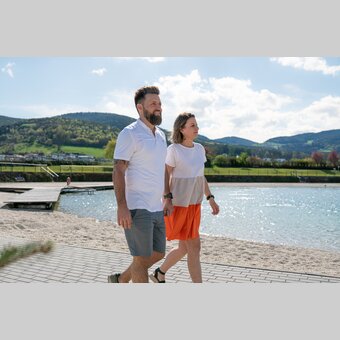 Paar spaziert am Greini See in der Oststeiermark | ©  Oststeiermark Tourismus | RKP Marketing GmbH