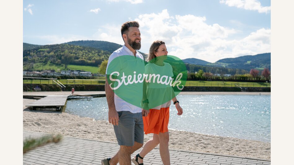 Paar spaziert am Greini See in der Oststeiermark | ©  Oststeiermark Tourismus | RKP Marketing GmbH