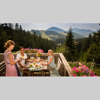 Pärchen isst Frühstück auf Weizerhütte | © Oststeiermark Tourismus | Bernhard Bergmann