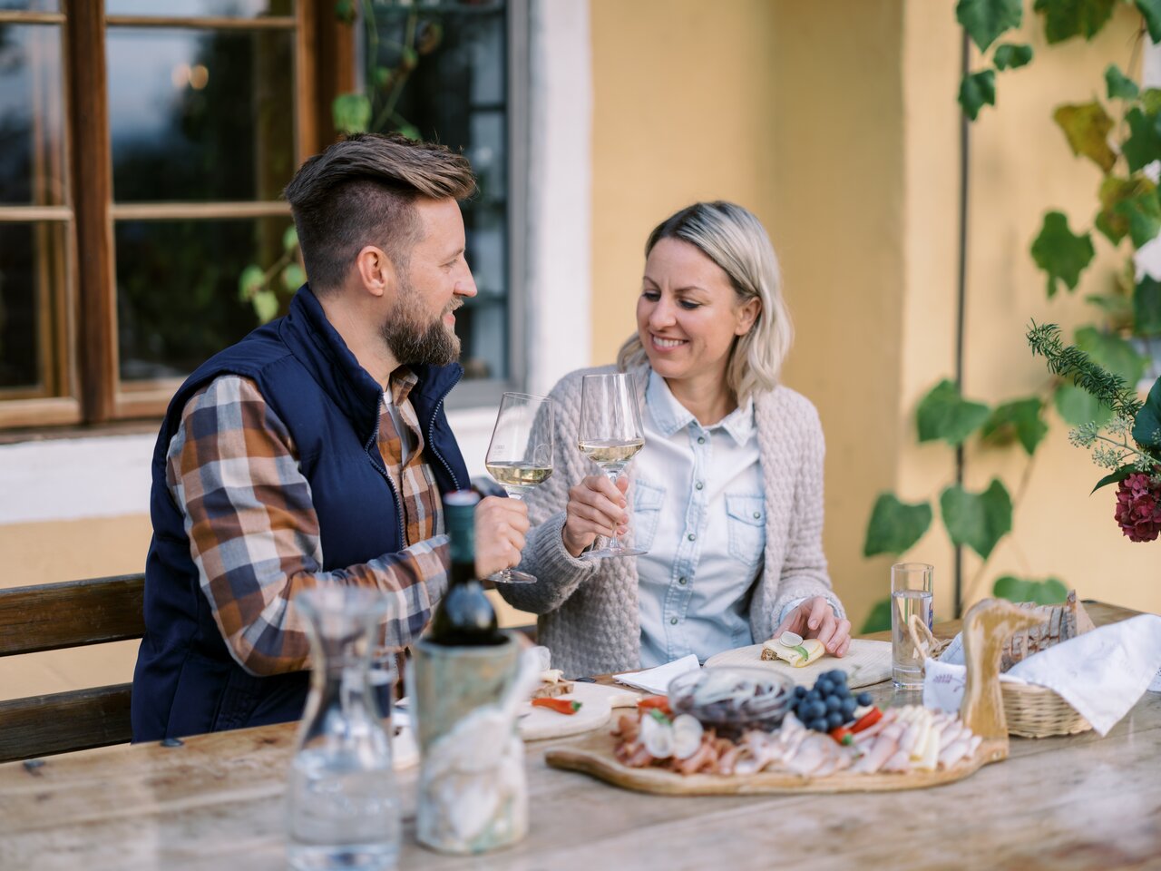Wine tasting with Buschenschankjause in Eastern Styria | © TV Oststeiermark | die mosbachers