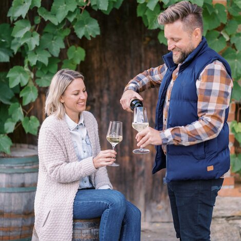 Couple drinking wine on the Eastern Styrian Roman Wine Road | © TV Oststeiermark | die mosbachers