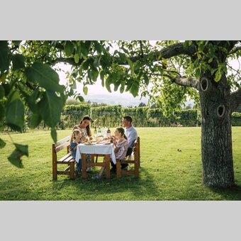 Familie isst unter Baum | Bernhard Bergmann | © Oststeiermark Tourismus, Bernhard Bergmann