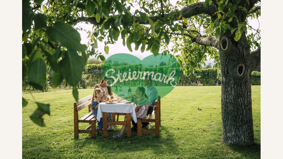 Familie isst unter Baum | Bernhard Bergmann | © Oststeiermark Tourismus, Bernhard Bergmann