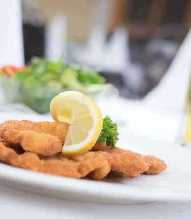 Austrian Wiener Schnitzel at the Marktheurigen Strobl | © Marktheuriger Strobl | Philipp Seidnitzer