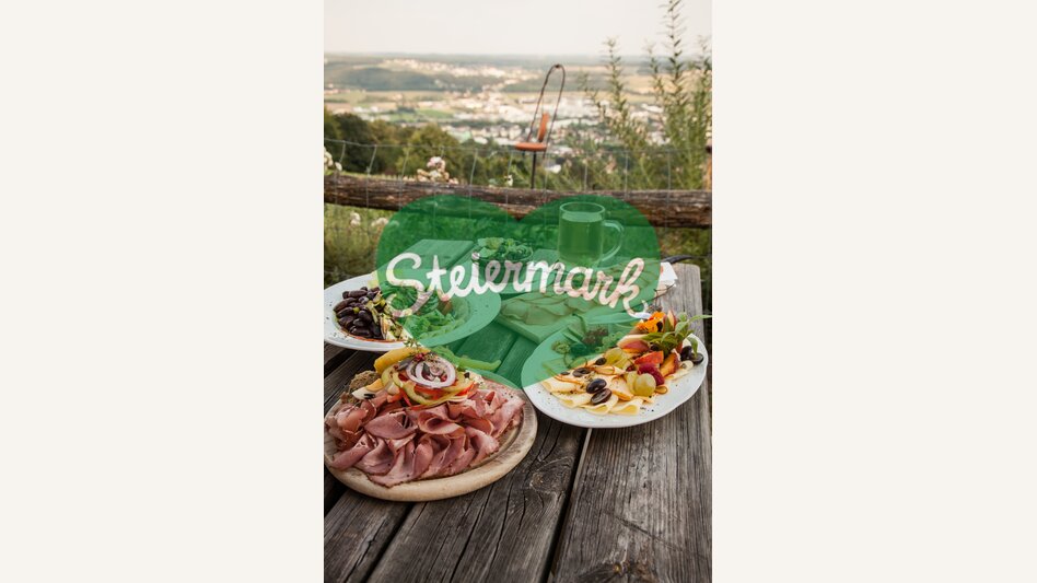 Buschenschank Jause beim Weinhof Postl am Ringkogel mit Aussicht auf Hartberg in der Oststeiermark | Discover Austria | © Oststeiermark Tourismus, Discover Austria