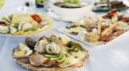 Brettljause und Schmankerlteller | © TV Oststeiermark | Bernhard Bergmann | © Oststeiermark Tourismus, Bernhard Bergmann