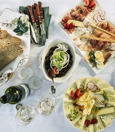 East Styrian snack at the Buschenschänken | © TV Oststeiermark | Bernhard Bergmann