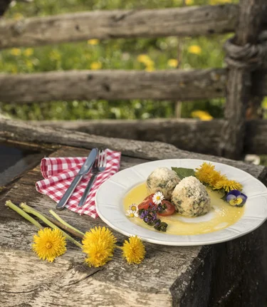 Löwenzahn Knödel im Almenland in der Oststeiermark | © TV Oststeiermark | Bernhard Bergmann