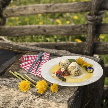 Dandelion dumplings in the Almenland in eastern Styria | © TV Oststeiermark | Bernhard Bergmann