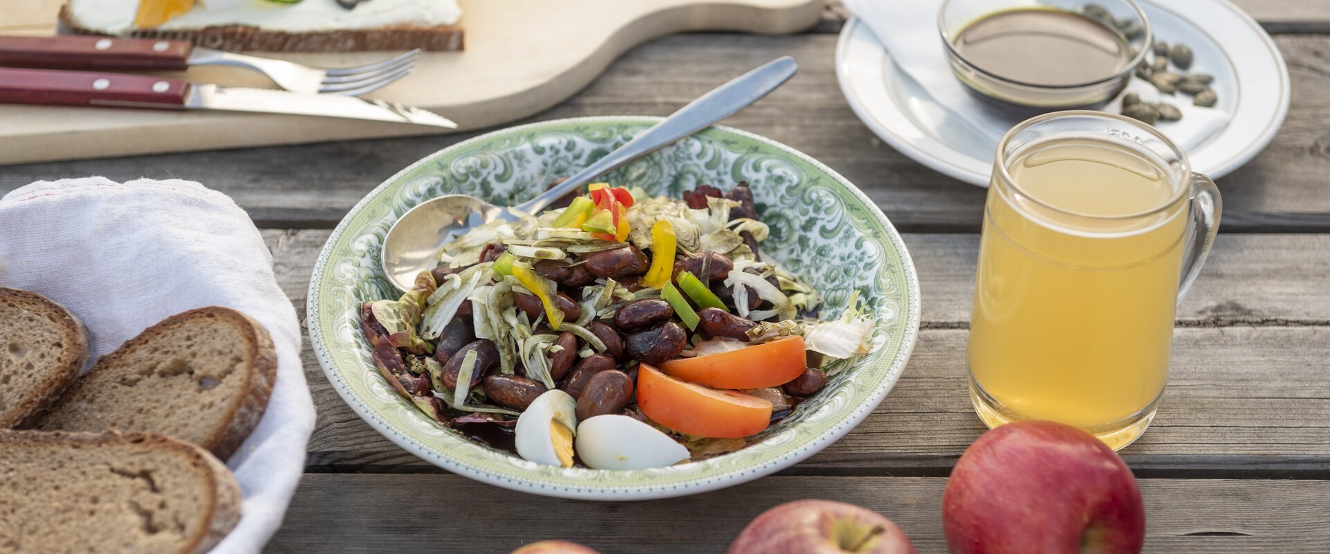 Snack at the Bratlalm | © TV Oststeiermark | Bernhard Bergmann | © Oststeiermark Tourismus, Bernhard Bergmann