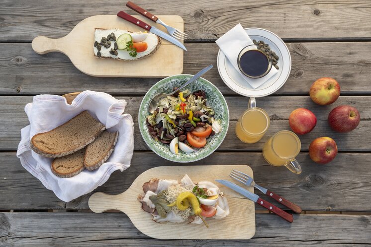 Oststeirische Jause auf der Bratlalm | © Oststeiermark Tourismus, Bernhard Bergmann
