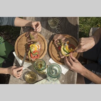 Brettljause auf der Alm | Bernhard Bergmann | © Oststeiermark Tourismus, Bernhard Bergmann