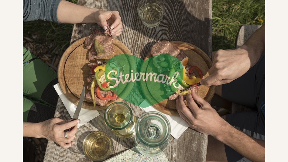 Brettljause auf der Alm | Bernhard Bergmann | © Oststeiermark Tourismus, Bernhard Bergmann