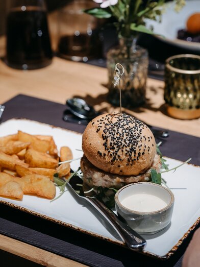 Burger with fries from Der Schrenk in the Almenland Nature Park in Eastern Styria | © Der Schrenk | Innotum