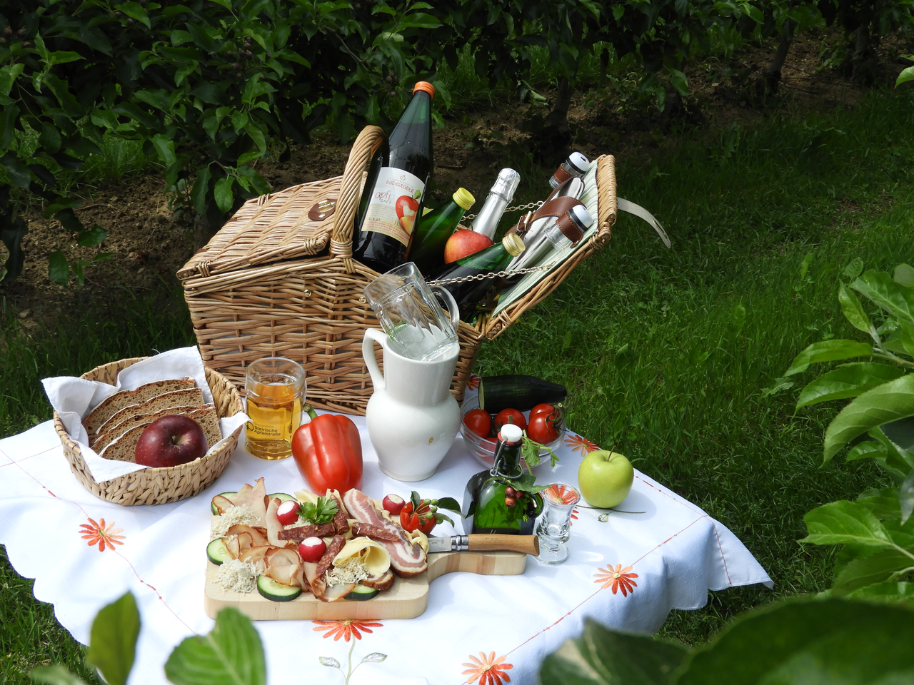 Picnic basket at the Buchgraber in Eastern Styria | © Apfelhof Buchgraber | Martin Buchgraber