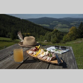 Jause mit Ausblick | ©  Oststeiermark Tourismus | Bernhard Bergmann
