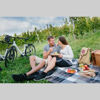 Pärchen beim Picknicken im Weingarten in der Oststeiermark | ©  Oststeiermark Tourismus | die mosbachers