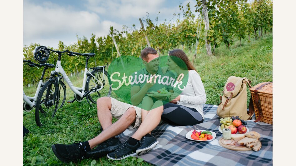 Pärchen beim Picknicken im Weingarten in der Oststeiermark | ©  Oststeiermark Tourismus | die mosbachers