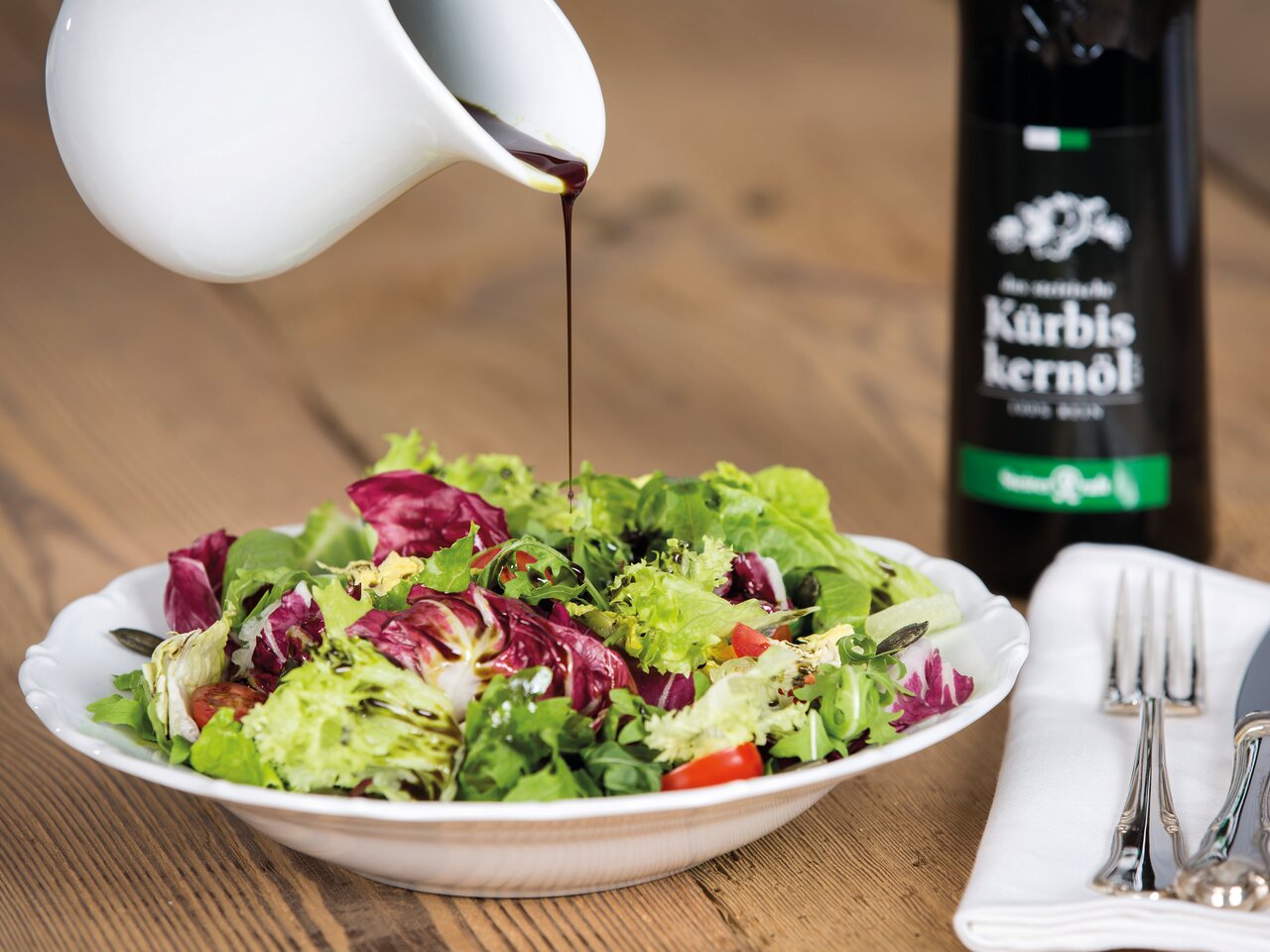 Green salad with Styrian pumpkin seed oil is a speciality in Eastern Styria | © Steirerkraft | die mosbachers