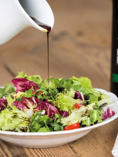 Green salad with Styrian pumpkin seed oil is a speciality in Eastern Styria | © Steirerkraft | die mosbachers