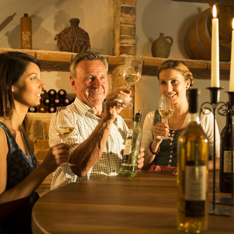 Wine tasting at the Römerweinhof Pöltl in Eastern Styria | © TV Oststeiermark | Bernhard Bergmann