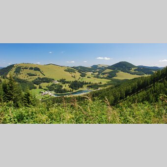 Almpanorama über den Teichalmsee im Naturpark Almenland | © Oststeiermark Tourismus | Franz Berghofer