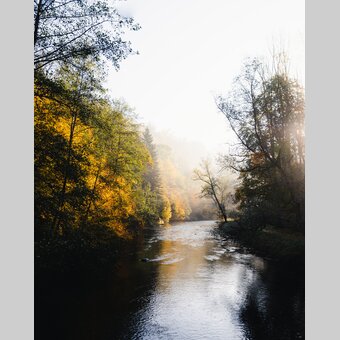 Fluss in herbstlicher Landschaft | ©  Oststeiermark Tourismus | studio draussen