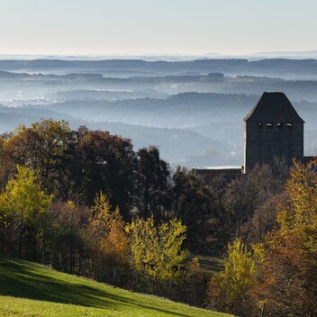 Burg Neuberg im Herbst mit nebeliger Aussicht | ©  Oststeiermark Tourismus | Bernhard Bergmann