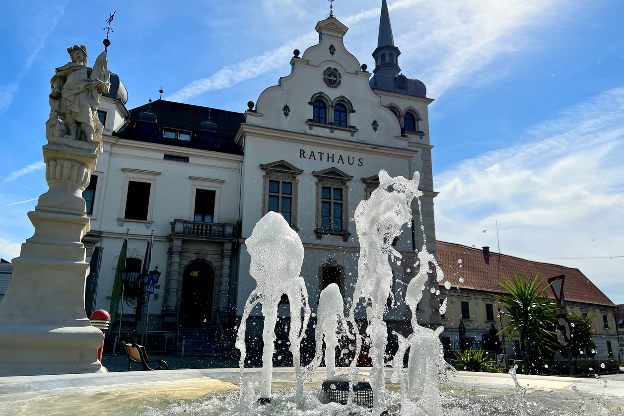 Rathaus Gleisdorf mit Springbrunnen | © TV Oststeiermark | Christoph Stark
