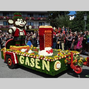 Wagen beim Blumenkorso in der Oststeiermark | © Oststeiermark Tourismus | Birgit Kandlbauer