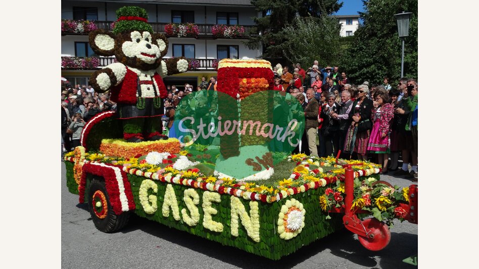 Wagen beim Blumenkorso in der Oststeiermark | © Oststeiermark Tourismus | Birgit Kandlbauer