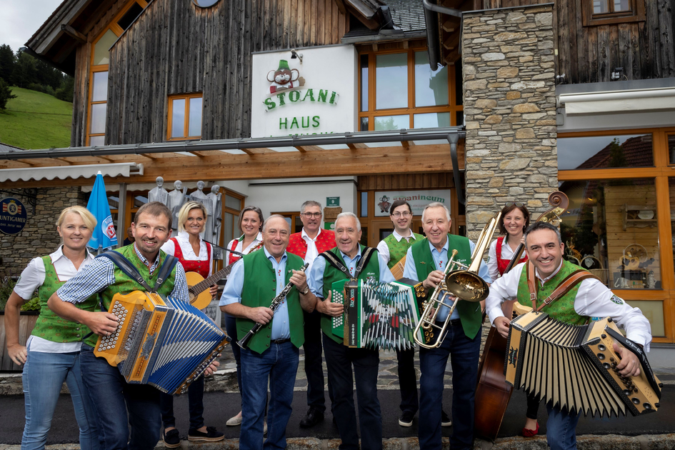 Team and Stoanis in front of the house | © Oststeiermark Tourismus