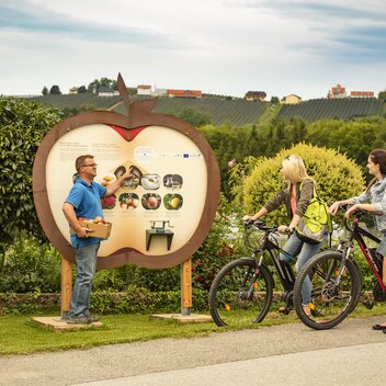 Experience station at the Leitner fruit farm on the Styrian Apple Road | © Oststeiermark Tourismus | Bernhard Bergmann