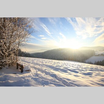 Verschneiter Rastplatz mit Aussicht in der Joglland-Waldheimat in der Oststeiermark | ©  Oststeiermark Tourismus | Harry Schiffer