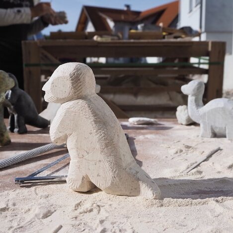 Speckstein schnitzen beim Kunstwerk in der Oststeiermark | © Elena Paschinger