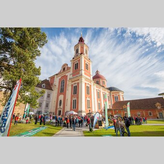 Wandertreffpunkt bei der Kirche in Pöllau in der Oststeiermark | ©  Oststeiermark Tourismus | Helmut Schweighofer