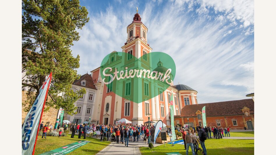 Wandertreffpunkt bei der Kirche in Pöllau in der Oststeiermark | ©  Oststeiermark Tourismus | Helmut Schweighofer