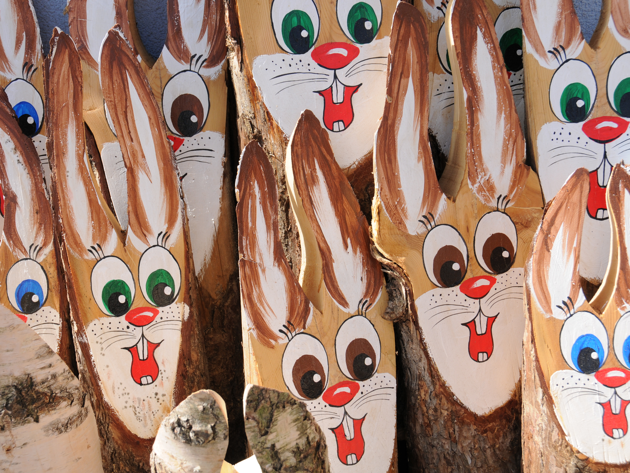 Colorful wooden Easter bunnies at the Easter bunny fair in Fischbach in Eastern Styria | © Tourismus Fischbach
