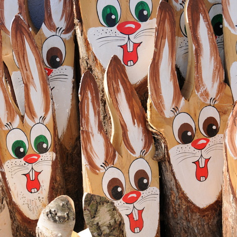 Bunte Holzosterhasen beim Osterhasenkirtag in Fischbach in der Oststeiermark | © Tourismus Fischbach