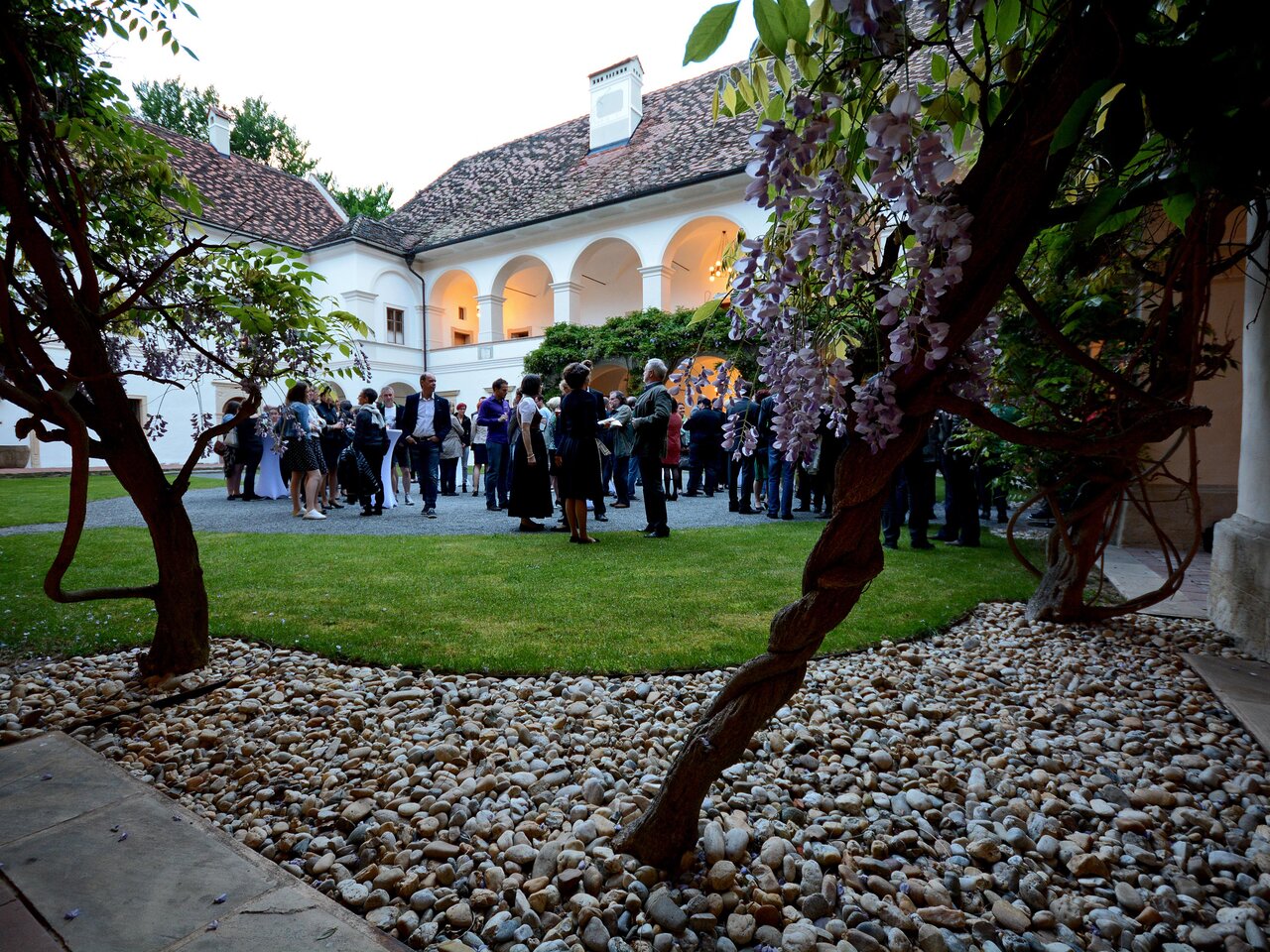 Meeting in the Külml castle courtyard in Eastern Styria | © TV Oststeiermark | Christian Strassegger