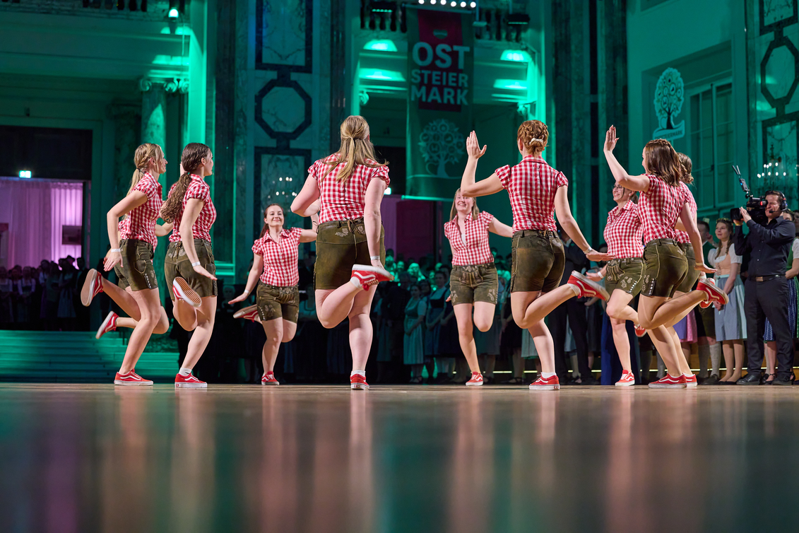 Koglhofer Schuhplattler Mädels beim Steierball in Wien | Schedl