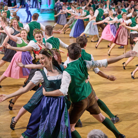 Eröffnungstanz beim Steirerball | Schedl