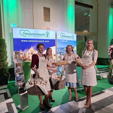 Damenspende beim Steirerball | © 
Oststeiermark Tourismus |  Christine Schwetz